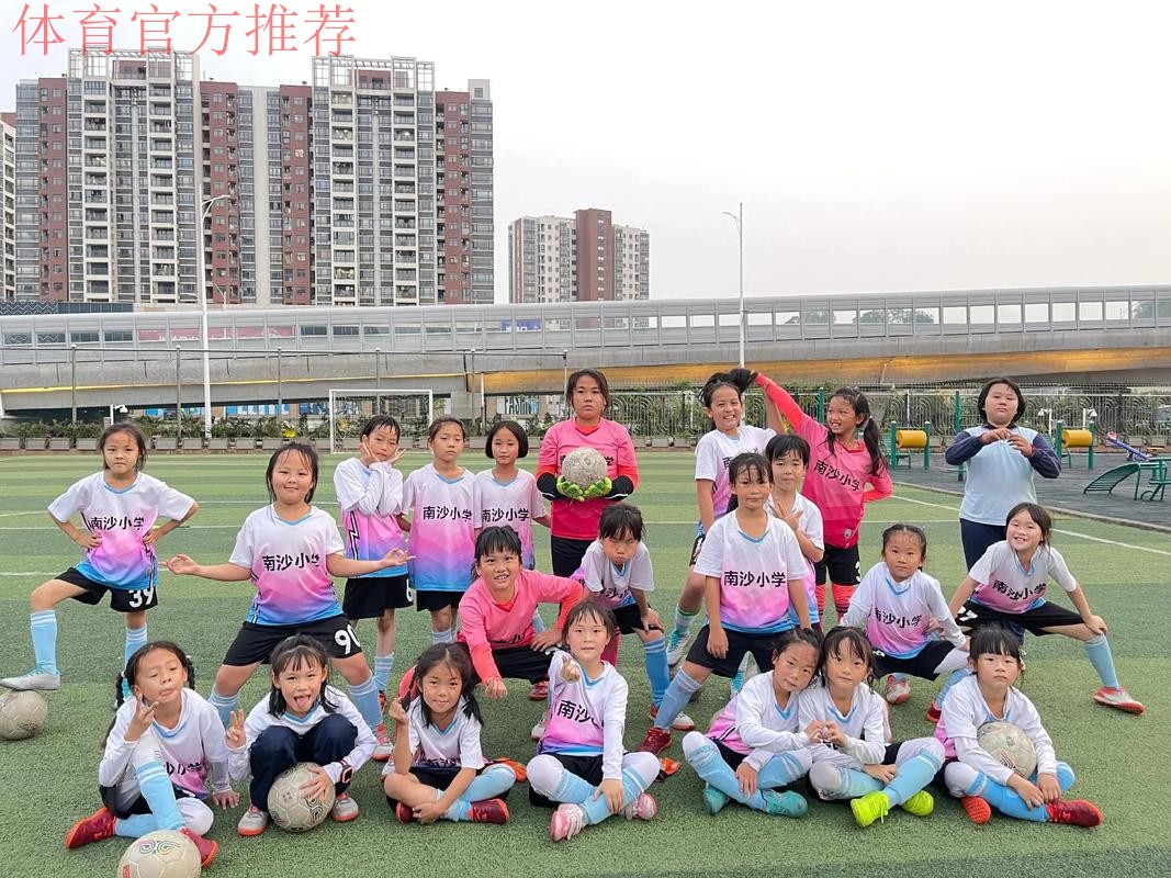 “女足校园行”走进呼家楼中心小学